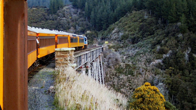 最後はタイエリ渓谷鉄道に乗りダニーデンに向かいます