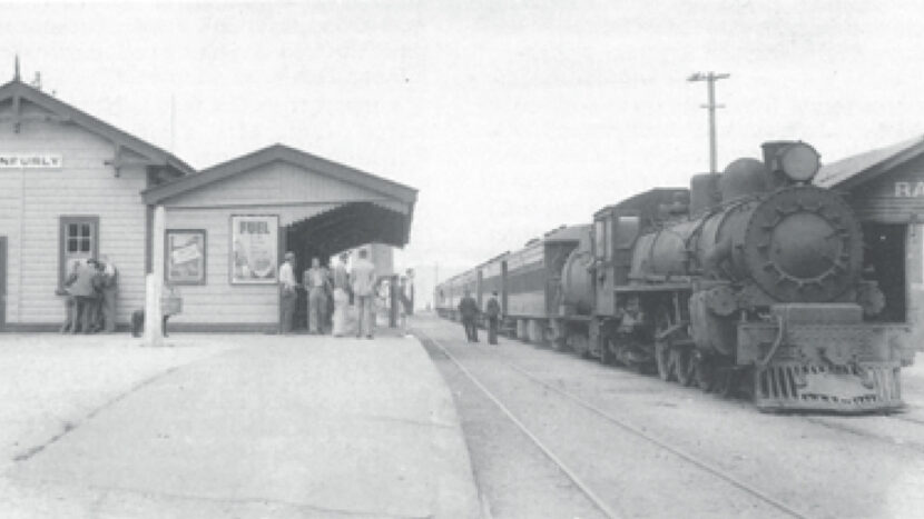 左の写真と同じ駅舎(1940年代)