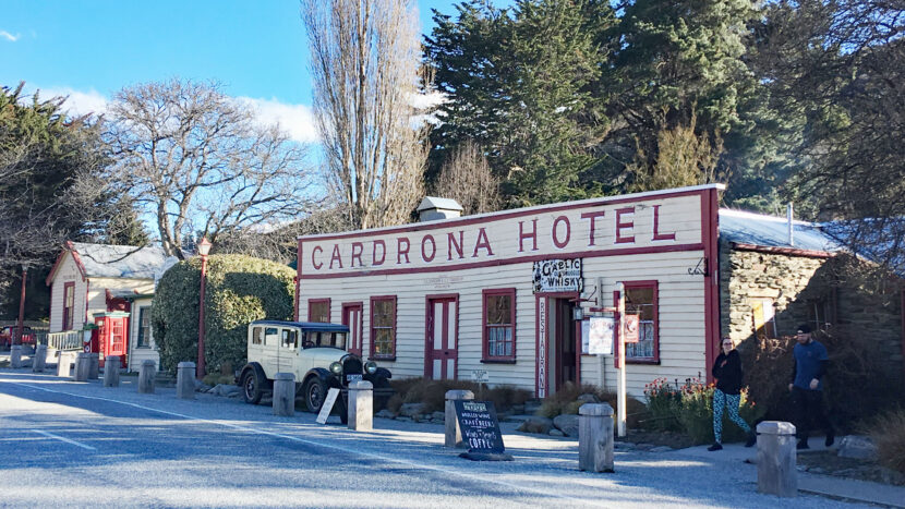 帰りは歴史的なホテルでビールを!:カードローナ