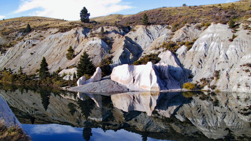 鉱物を含んだ岩石が湖に映えます