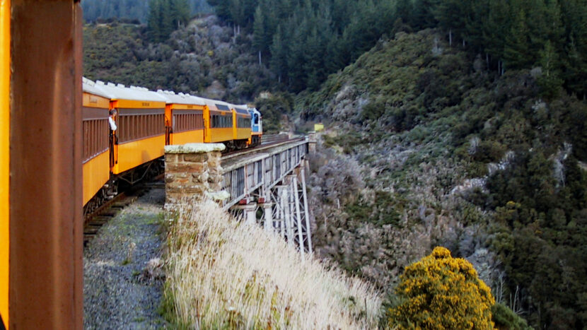 最後はタイエリ渓谷鉄道に乗りダニーデンに向かいます