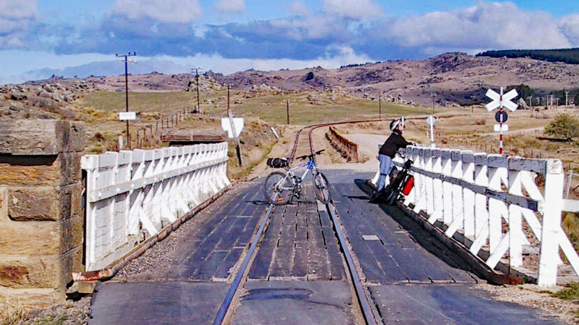 線路と道路の供用鉄橋