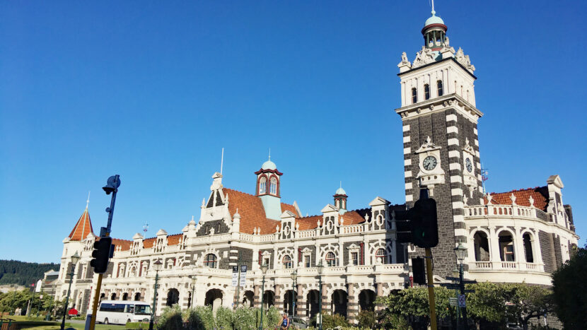 重厚なダニーデン鉄道駅