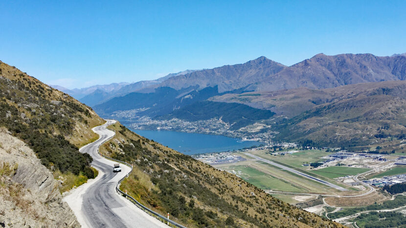 ワカティプ盆地を眺める雲上の道路で登山口へ