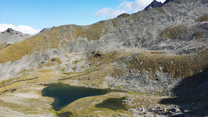 池塘を横に見ながら登山